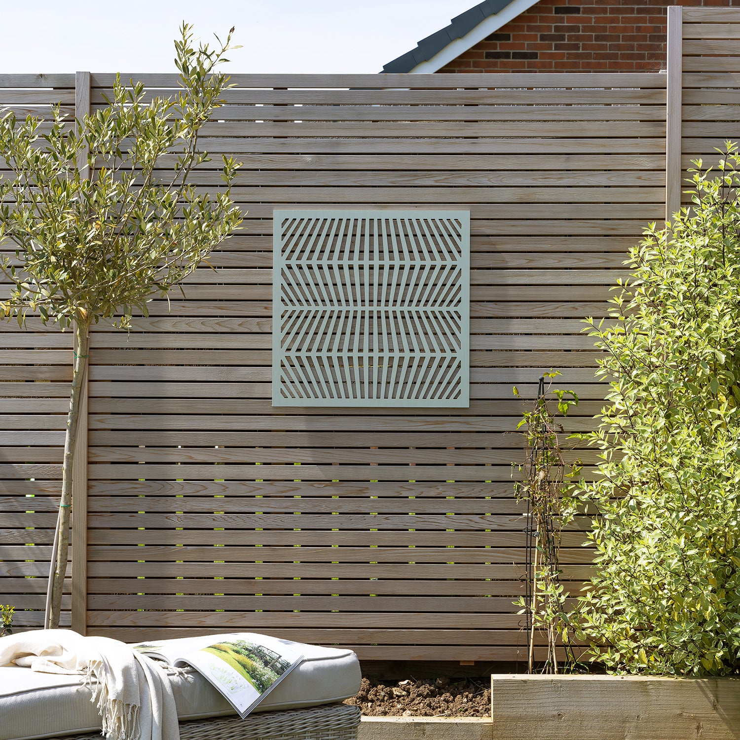 Green Solis Lines Decorative Garden Screen