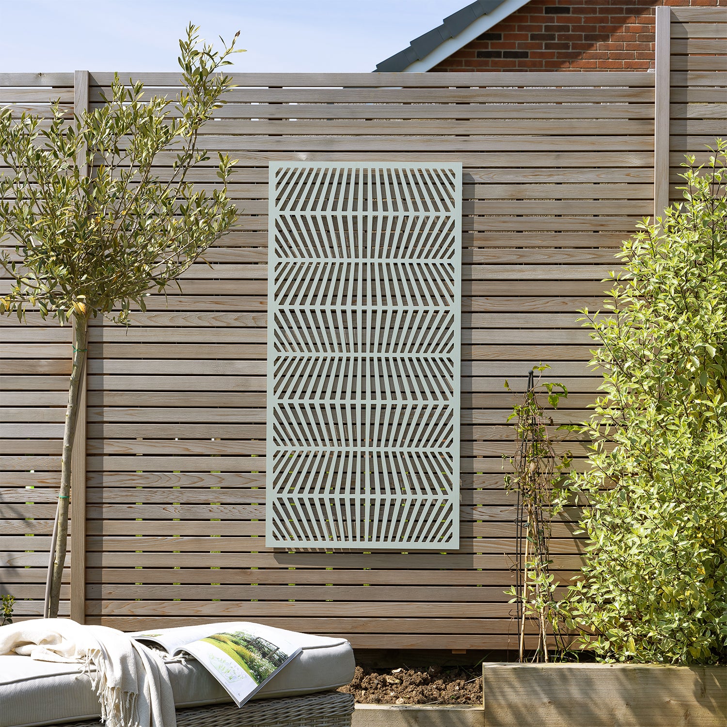 Green Solis Lines Decorative Garden Screen